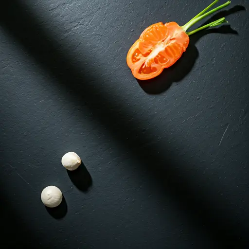 Minimalistische Draufsicht auf frische Zutaten auf dunklem Stein